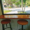 ที่นั่งภายในร้านแบบบาร์ติดหน้าต่าง