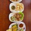 หมูสะเต๊ะ ขนมปังหน้าหมู เต้าหู้ทอด กากหมูเจียว