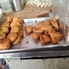 ทรงกลมคือ tikki ทรงสามเหลี่ยมคือ samosa