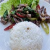ข้าวผัดกระเพราเนื้อโคขุนแดดเดียว