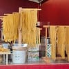 ทางร้านจะมีพาสต้าเส้นสดในแต่ละวันให้เลือกสำหรับทำในเมนูอาหารด้วย