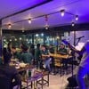 มีดนตรีสดเล่น ลูกค้าสามารถขึ้นไปแจมได้ ร้านบรรยากาศอบอุ่น มีทั้งห้องแอร์  