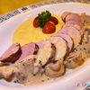 หมูเนื้อนุ่มละมุนในปาก ราดด้วยซอสเห็ดหอมเข้มข้น 🍄 บอกเลยว่าละลายในปาก! 😍