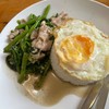 ข้าวราดผัดผักบุ้งหมูชิ้น