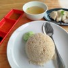 ข้าวมันไก่แบบสิงคโปร์ พิเศษ จัดแยกมามีข้าว 1 จาน แตงกวา 3 ชิ้น น้ำซุป 1 ถ้วย ไก่