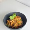 ข้าวหน้าหมูชิ้นผัดผงกะหรี่