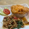กระเพราหมูสามชั้นสไลด์ + ไข่เจียว