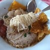 เส้นบะหมี่เป็นสไตล์บะหมี่ทำเอง น้ำซุบใสหอมกลิ่นสาหร่าย