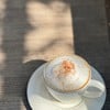 กาแฟสดร้อนๆ กับบรรยากาศริมน้ำในช่วงเช้า