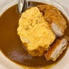 ข้าวแกงแกงกะหรี่หน้าไข่ไก่ทอด