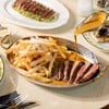 เริ่มกันที่เมนูซิกเนเจอร์ “Steak Café de Paris” สเต๊กเนื้อนุ่ม เสิร์ฟกับซอส 