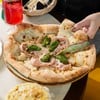 “Pistachio Mortadella Pizza” พิซซ่าแป้งบางกรอบ หอมถั่วพิสตาชิโอ  