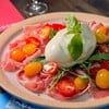 “Burrata Caprese Salad” (THB790) กับ Parma Ham (+THB300)