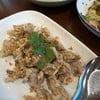 หมูทอดกระเทียม-อันนี้จะแตกต่างจากที่อื่น ทางร้านจะเอาหมูไปชุบแป้งทอดก่อน