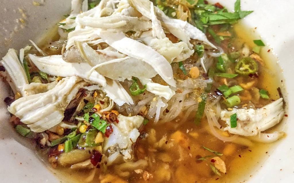 ก๋วยเตี๋ยวไก่ฉีกหม้อดิน คุณประนอม อยุธยา