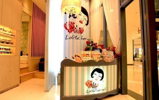 Lolita Her Nails