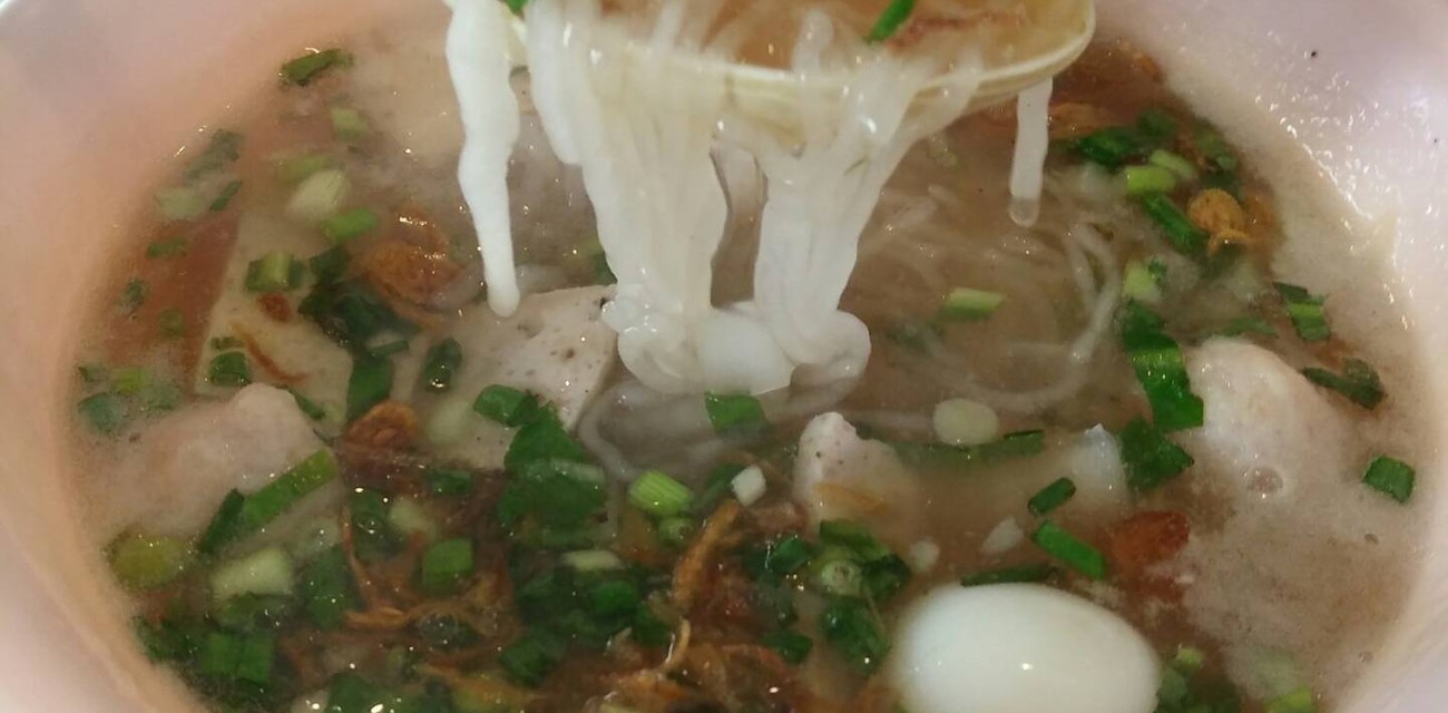 คุณแดงก๋วยจั๊บญวน วังหลัง คุณแดงก๋วยจั๊บญวน วังหลัง