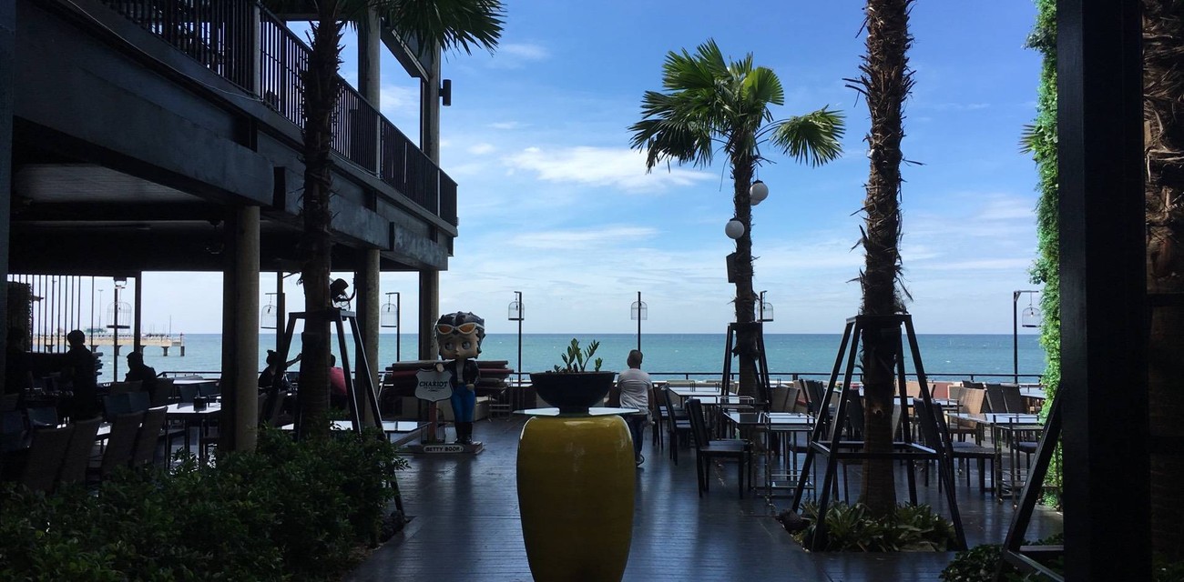 CHARIOT Pub & Restaurant