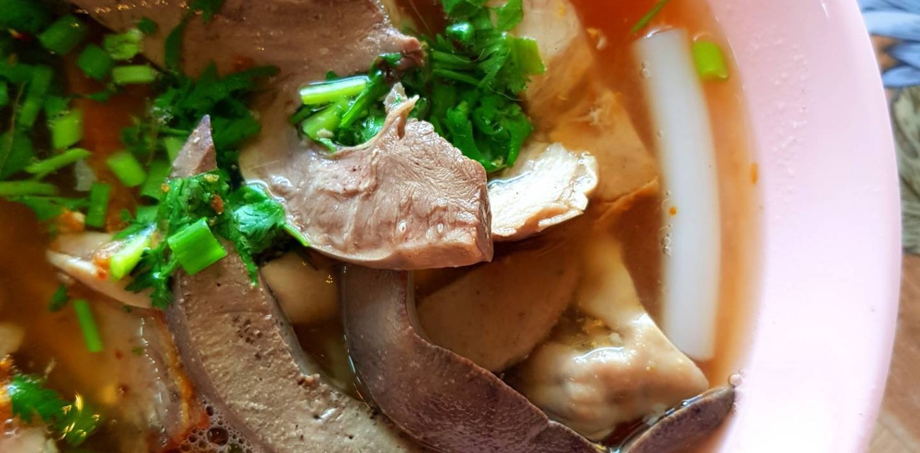 ก๋วยจั๊บน้ำข้นข้างอนุสาวรีย์ 3 กษัตริย์ ก๋วยจั๊บน้ำข้นข้างอนุสาวรีย์ 3 กษัตริย์