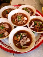 พิเศษ !!!! ทานครบ 5 ชามขนาดใดก็ได้ กี่ท่านก็ได้ แถมฟรี 1 ชามเล็ก เฉพาะทานที่ร้านเท่านั้นจ้าาาาาา