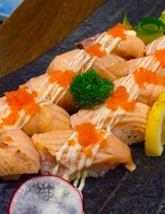 ซูชิแซลมอน 10ชิน 100 บาทสุดคุ้ม