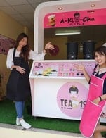 รอทุกๆคนอยู่นะค้า เมนูยั่วๆเพียบเลยน้า‼A-ki-cha ฉลองเปิดสาขา 8 ธ.ค นี้รับ ❗❗❗!🎊🎊🎊 ชานมไข่มุข สำหรับ 30  ท่านแรก free ❗❗ 🎉🎉   
กติกาง่ายๆ 
1. กดติดตาม เพจ  กดไลค์ กดแชร์ หน้าเฟส ของคุณ รับฟรีชานมไข่มุขสำหรับ30ท่านแรก
2. แชร์เพื่อนครบ10  คน  รับคูปอง ชิงโชค กระเป๋า ริลัดคูมะแท้จากญี่ปุ่น  (มูลค่า1500 บาท )ฟรี!!!🥰🥰) และ ของรางวัลน่ารักอีกเพียบ อย่าพลาด!!!  ‼️ของมีจำนวนจำกัด  

🎯เงื่อนไข แคปหลักฐาน เข้ามา แสดงวันที่8 ธ.ค ได้เลยค่ะ  ที่ร้านA-ki cha หรือไลน ouoieiนะค้า📍พระราม5 นครอินทร์ ติด รร ประสาทวิทยา วันที่8 ธ.ค นะค่า จองสิทธิ์ได้ตั้งแต่วันนี้เลยนะค้า!!!🎉🤩🤩🤩🤩 สอบถาม 0924319598