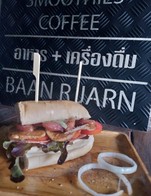 บั๋นกมี่ ยังราคาเดิมที่ 80 บาท แต่ชอบชีส ทางร้านใส่เพิ่มให้ฟรี ( ช่วงร้อนนี้ )