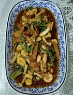 ข้าวราดผัดกระเพาเห็ดฟาง