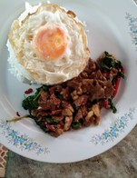 กระเพราเนื้อ พร้อมไข่ ราคา45บาท