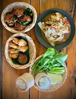 อาหารนัวร์ชิฟต์ ชุดโท ประกอบด้วย 
ตำหลวงพระบาง 
ลาบทอดจัมโบ้ 
ปีกไก่ทอดเกลือ 
แถมข้าวเหนียว 1 กระติ๊บ 
ในราคา 309 บาทเท่านั้น