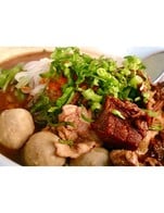 ตั้งแต่วันอังคารที่ 11 พฤษภาคม ร้านก๋วยเตี๋ยวเรือเฉินหลงจะเปิดให้บริการ และนั่งทานในร้านได้ แต่เพื่อความปลอดภัยของทุกๆท่านทางร้านได้กำหนดมาตรการ ดังนี้

🎈ร้านเปิดให้บริการเพียง 10โต๊ะ โดยแบ่งเป็นห้องละ 5 โต๊ะ จำนวน 2 ห้องรวม 10 โต๊ะ
🎈แต่ละโต๊ะเว้นระยะห่าง 2 เมตร และ จำกัดรูปแบบการนั่ง
🎈 พนักงานทุกคนใส่หน้ากากตลอดเวลาในการให้บริการ และ ล้างมือทุกครั้งเมื่อสัมผัสเงิน
🎈ทางร้านให้บริการเจลล้างมือกับลูกค้าก่อนและหลังเข้าใช้บริการภายในร้าน
🎈 ทำความสะอาดโต๊ะอาหารทุกครั้งด้วยน้ำยาฆ่าเชื้อหลังจากลูกค้าทานอาหารเสร็จ
🎈เน้นการชำระเงินผ่านช่องทางการโอนเงินในรูปแบบ QR Code และใช้จ่ายผ่านแอพพลิเคชั่นกระเป๋าตัง เพื่อหลีกเลี่ยงการสัมผัสเงินสด
🎈 ขอความร่วมมือลูกค้า Panda และ Lineman ที่ซื้ออาหารใส่ถุง ยืนเว้นระยะห่าง ลูกค้าสามารถสั่งอาหารและนั่งรอในรถ พนักงานจะบริการส่งอาหารให้ที่รถ

และทางร้านขอเปลี่ยนแปลงเวลาการให้บริการใหม่เป็นการชั่วคราว คือ 07:30 - 15:00 ในส่วนของ Food Panda และ Line man จะปิดระบบ 14:30

ขอบคุณพระคุณลูกค้าทุก ๆ ท่านที่เข้าใจเรา ทางร้านหวังเป็นอย่างยิ่งว่า ทุกๆท่านจะปลอดภัย จากเหตุการณ์นี้โดยเร็วที่สุดครับ ❤️
