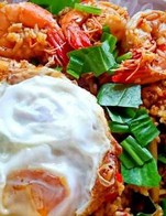 ข้าวผัดต้มยำกุ้งโป่ะไข่ดาว