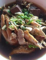 มีตีนไก่ ข้อไก่ ปลายปีก เลือด เนื้อไก่