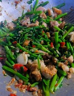 ผักบุ้งหมูกรอบ 