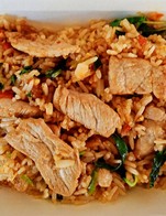 ผัดกะเพราหมูชิ้นคลุกข้าว ฿55