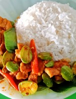 ผัดเครื่องแกงหมูสะตอราดข้าว ฿65