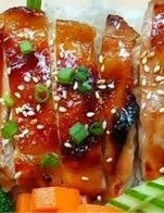 ข้าวหน้าไก่ ย่าง    เนื้อนุ่มอร่อย   ราคา  ฿ 67 บ.  มีน่ำจิ้มแจ่ว    ซอสเทอริยากิ   ถ้าคนไม่ทานเผ็ด