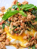 กระเพราหมูสับราดข้าวไข่ข้น