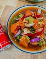 [อร่อยซ่ากับโค้ก] ยำแซลมอน + โค้ก ออริจินัล 180 มล (กระป๋อง)