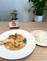 เมนูใหม่! “ต้มจิ๋ว” น่องสะโพกไก่ 🍗เมนูโบราณจากสมัยรัชกาลที่5 น้ำซุปเต็มไปด้วยสมุนไพรไทยหอมๆ ครบรส เปรี้ยว เค็ม หวาน และเผ็ดร้อนอ่อนๆ กลมกล่อมแบบโบราณ มีสรรพคุณเป็นยาบรรเทา เสริมภูมิคุ้มกันได้ดี เรียกได้ว่า ‘อาหารเป็นยา’ อย่างแท้จริง
สูตรพิเศษโดยเชฟมายด์ จากครัวทดลองอาหาร เทสบัด แลป พัฒนาโดยเลือกใช้ วัตถุดิบคุณภาพสะโพกไก่ติดน่องตุ๋นจนนุ่มละมุนลิ้น เหมาะสำหรับคนที่ไม่ทานเนื้อสัตว์ใหญ่ หอมสมุนไพร ซดคล่องคอ อิ่มสบายท้อง ดีต่อสุขภาพ 🌿🧄
📍หนึ่งในเมนูหาทานยาก ขอแนะนําเมนูพิเศษนี้ ที่เรานำกลับมาเสิร์ฟใหม่ในสไตล์ร่วมสมัย พร้อมกลิ่นอายความคลาสสิกของครัวชาววังไทย
🙏🏻ต้มจิ๋วเสริฟพร้อมข้าวหอมมะลิไทย
ช่วงแนะนำพิเศษราคา 155 บาท