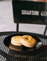 โปรโมชั่น เค้ก1แถม1 แถม ลิ้นจี่ ปั่น, ชาใต้หวัน ปั่น/, มะนาวโซดา ปั่น/, นมสดวานิลลาปั่น, ช็อคหน้านิ่ม…, บลูพาราไดซ์, เรดเวลเวด ., ราสเบอร์รี่ปั่น, ช็อกโกแลตปั่น/, ช็อกโก้บานาน่า เฟรปเป้, เค้กชาไทย, อัลมอนด์บัสเตอร์, กีวี่โซดา ปั่น/, มอคค่าปั่น/, นมสดปั่น/, สตรอเบอรี่ปั่น^, แอปเปิ้ลสดปั่น , สตรอเบอร์รี่ชีสพาย, โกโก้ปั่น/, กล้วยปั่น /, ลาเต้ปั่น/, คาราเมลโซดา ปั่น/, แมคคาเดเมียคาราเมล, ชีสเค้กบราวนี่, เค้กส้มกXย, แดงมะนาวโซดาปั่น, BLACK LEMONADE, น้ำเขียวโซดาปั่น ^^, นมชมพูปั่น~, น้ำผึ้งโซดา ปั่น/, แอปเปิ้ลโซดาปั่น/ , นมสดน้ำผึ้งปั่น, Matcha Refreshed, เค้กน้ำผึ้ง, ชามะนาว ปั่น /, ทับทิมโซดา ปั่น/, อเมริกาโน่น้ำส้มยูซุ, เค้กบลูเบอรี่นมสด •, คอฟฟี่บูสเตอร์, บลูเบอรี่ชีสเค้ก, แมคคาเดเดมียชีสเค้ก, แม็กนั่มคอฟฟี่, บ๊วยโซดา ปั่น/, ราสเบอรี่โซดา ปั่น/, บลูเบอร์รี่ชีสพาย, นมลั้นลา, บราวนี่•, เอสเปพรสโซ่ ปั่น/, แตงโมปั่น /, มะม่วงโซดา ปั่น/, แอปเปิ้ลน้ำผึ้งมะนาวโซดา ปั่น/, เค้กสตรอเบอร์รี่นมสด •, แดงโซดาปั่น ^^, มะม่วงปั่น/, สตรอเบอรี่โซดา ปั่น/, มัคคิอโต้ปั่น/, Christmas Green Tea, กีวี่ปั่น…, บลูเบอรี่ปั่น/, อเมริกาโน่น้ำส้ม~, โอรีโอ้ครีมชีส, ชีสเค้กผลไม้ ., ชาเขียวปั่น/, กล้วยหอมคาราเมลกXย, แมคคาเดเมียกXย, ชาไทยปั่น/, อเมริกาโน่น้ำผึ้งมะนาว~, มิกซ์เบอรี่ปั่น/, วนิลาโซดา ปั่น/, นมสดคาราเมลปั่น, องุ่นโซดาปั่น/, สตรอเบอร์รี่มูสเค้ก, คาปูชิโนปั่น/, คอฟฟี่ลิ้นจี่, อัญชันน้ำผึ้งมะนาว, โกโก้มาเนียกXย, บานอฟฟี่ •, เค้กคอฟฟี่นัทมอคค่ากXย, เค้กโอรีโอ้, อเมริกาโน่ ปั่น/, ทริปเปิ้ลโรสเลซี่, มัจฉะ ปั่น, ชาเขียวมะนาว ปั่น/, ลิ้นจี่โซดาปั่น…, โอวัลตินปั่น/, บราวนี่ชาเขียว~, เค้กโรลสตอเบอร์รี่, บลูเบอรี่โซดา ปั่น/ เมื่อสั่งเมนู จำนวน 1 ที่