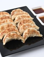 โปรโมชั่น แจกฟรี "เกี๊ยวซ่าทอดน้ำไส้หมู/ไก่ 12 ชิ้น" ในวันเกิด แถม เกี๊ยวซ่า 12 ชิ้น เมื่อสั่งเมนู เกี๊ยวซ่า 12 ชิ้น