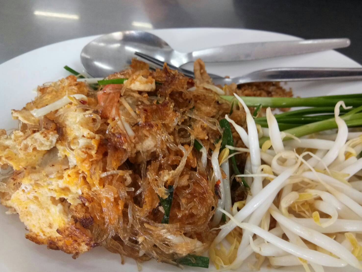 ผัดไท • ปริมาณน้อยไปนิด รสชาติกลางๆ จานละ 40 บาท ร้าน โรงงานวุ้นเส้นท่าเรือ