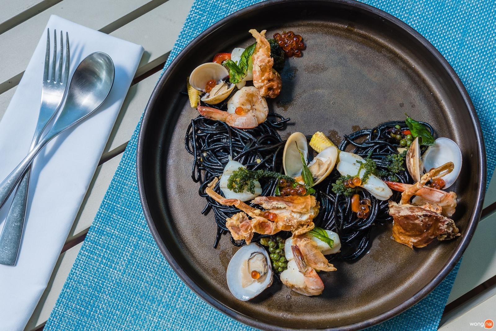 นั่งชิลล์ติดหาด กินซีฟู้ดสุดพรีเมียม "Sea Salt Lounge & Grill" ภูเก็ต