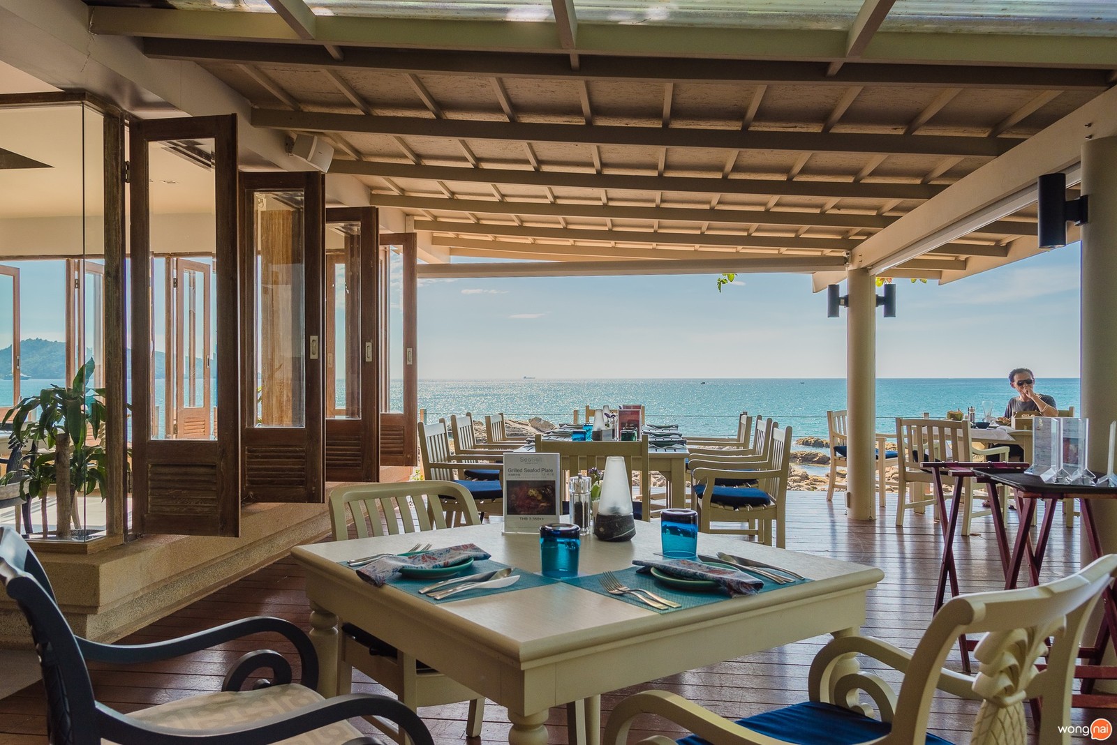 นั่งชิลล์ติดหาด กินซีฟู้ดสุดพรีเมียม "Sea Salt Lounge & Grill" ภูเก็ต