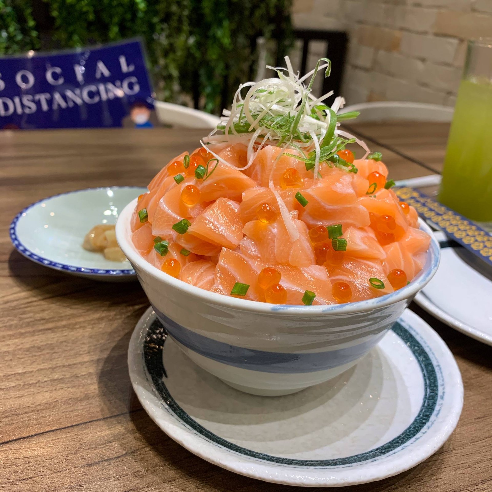 ข้าวหน้าล้นแซลม่อนหั่นเต๋า • ข้าวหน้าล้นแซลม่อนหั่นเต๋า ร้าน Kin ...