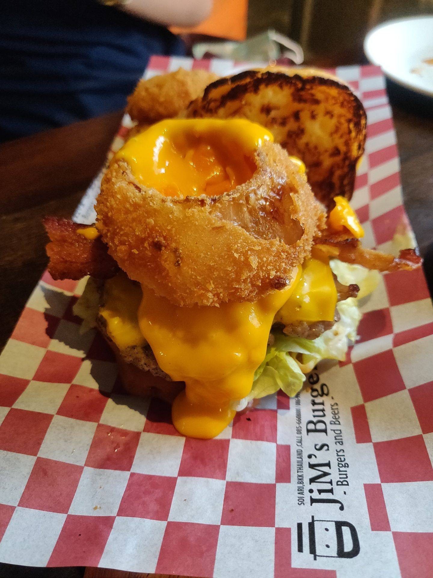 Burger Lava Cheesy • เบอร์เกอร์ลาวาชีส สำหรับคนชอบชีสเยิ้มๆ 225 บาท