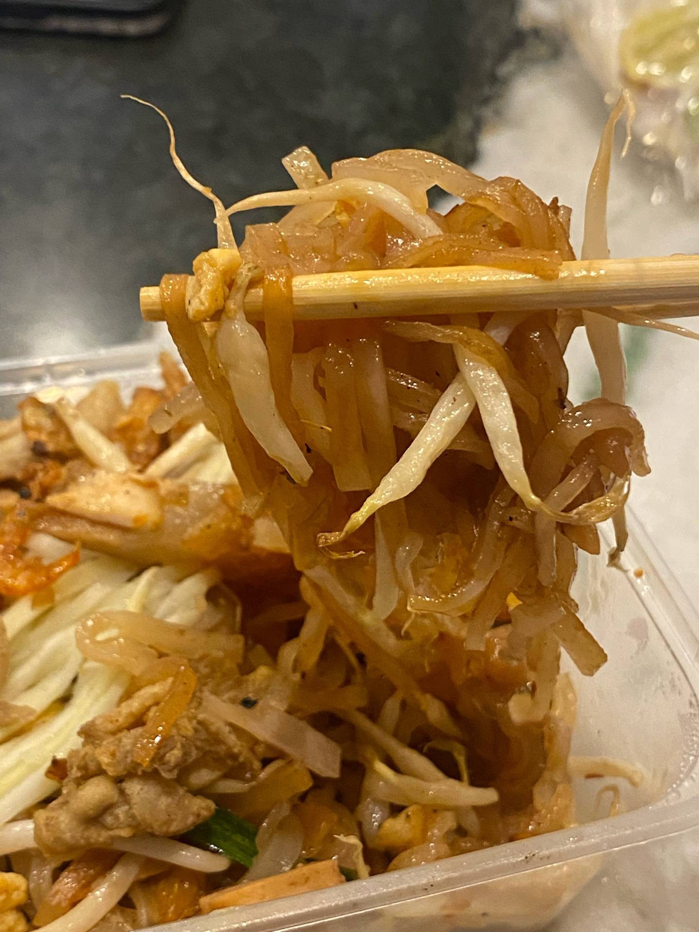 ผัดไทยหมูกรอบ ร้าน ผัดไทยอาซิ้ม บรรทัดทอง - Wongnai