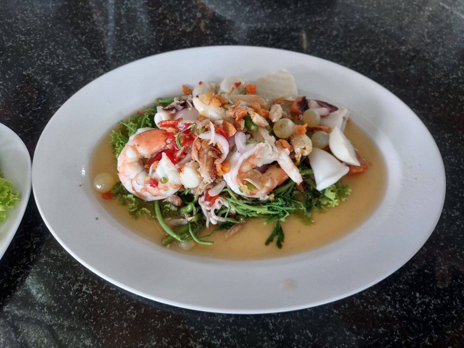 ยำมหาสมุทร • 250 บาท กุ้งตัวใหญ่ ปลาหมึก หอย สด ร้าน มุมอร่อย นาเกลือ ...