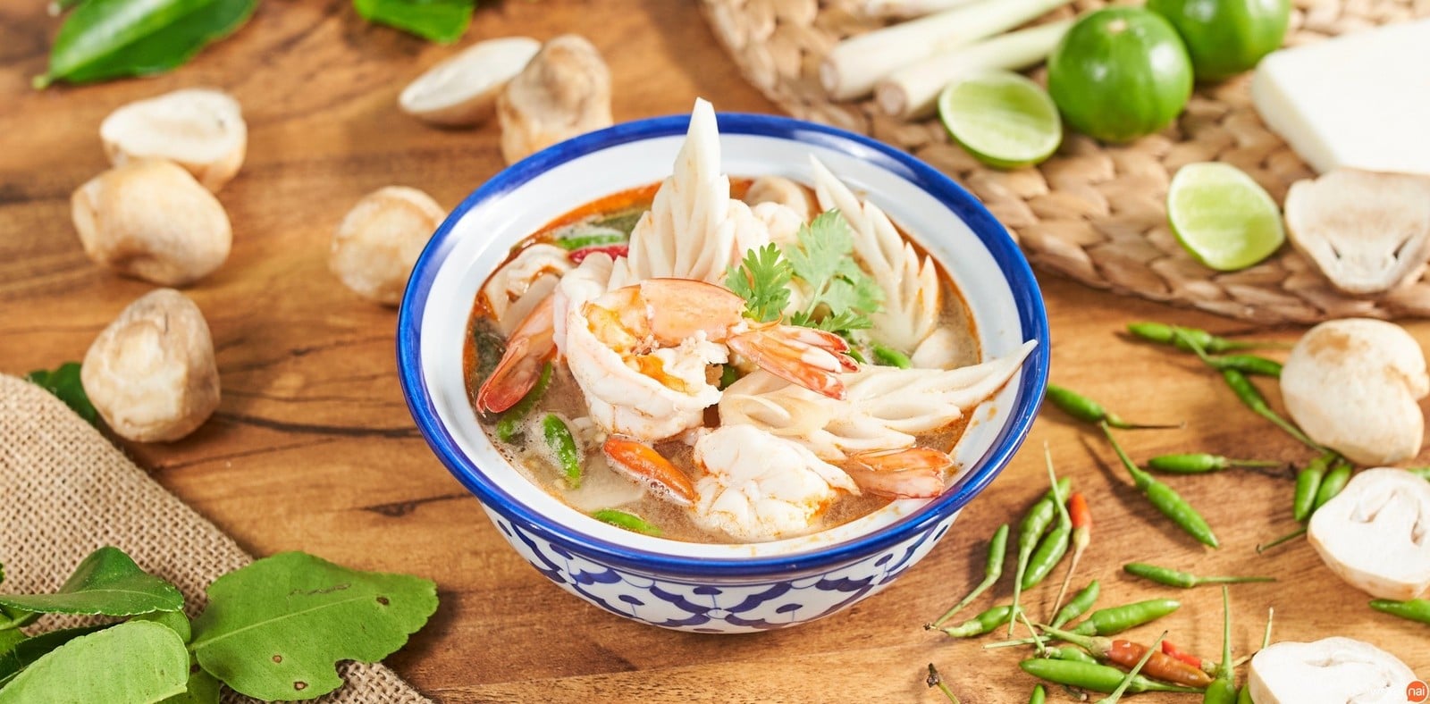 วิธีทำ “ต้มยำกุ้งโบราณ” เมนูอาหารไทยจานเด็ด สูตรลับจากคุณยาย!